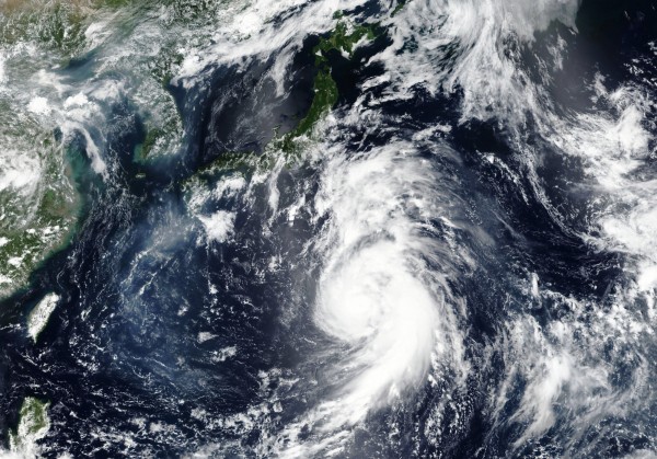 雲雀颱風通過日本後，今（3日）上午已登陸中國上海。（歐新社）