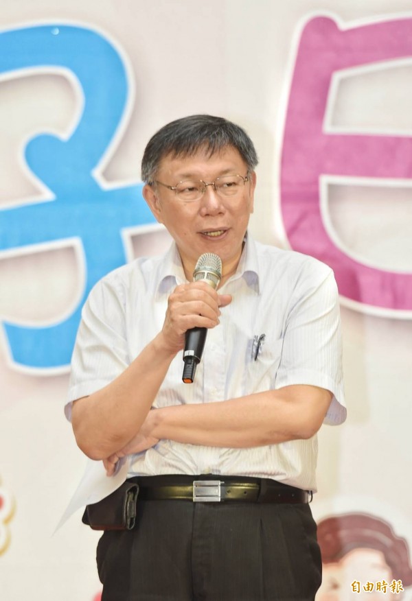 柯文哲強調，政策推出要給大家一點時間準備，原則上都會配合，「我是最沒有在做選舉動作的人。」（記者方賓照攝）