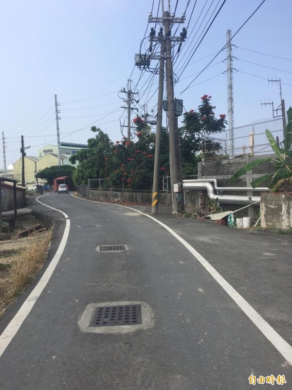 永安工業區重車輛甚多、交通運輸量非常大，上下班時段人非常壅塞。（記者黃佳琳攝）