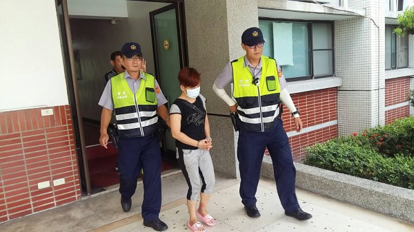 陳女帶海洛因到醫院欲給住院的先生施打，被警查獲。（記者顏宏駿翻攝）