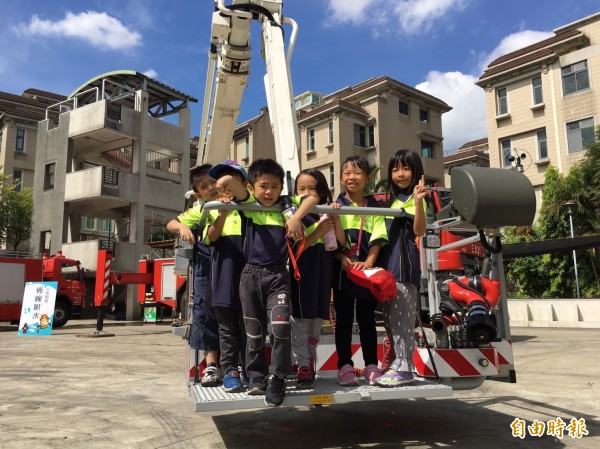 新竹市府消防局今天舉辦「我是小小消防員」一日體驗活動，60名小朋友身著「迷你版消防全裝」實際體驗「消防日常」。（記者王駿杰攝）