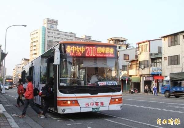 中市客運業者9年來汰換840輛老舊公車，並多改採低地板公車。（記者黃鐘山攝）