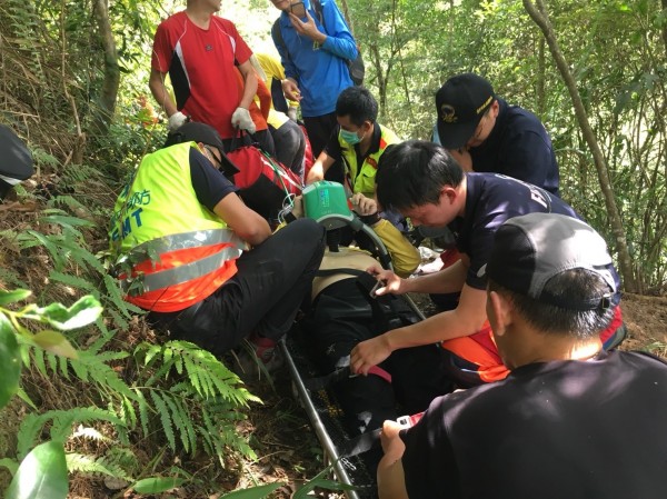 搜救人員持續為黃男急救。（記者歐素美翻攝）