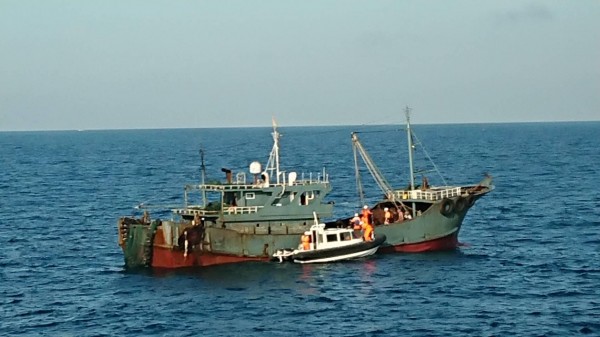 澎湖艦在貓嶼海域，查獲無船名中國漁船越界以滾輪式拖網捕魚。（澎湖海巡隊提供）