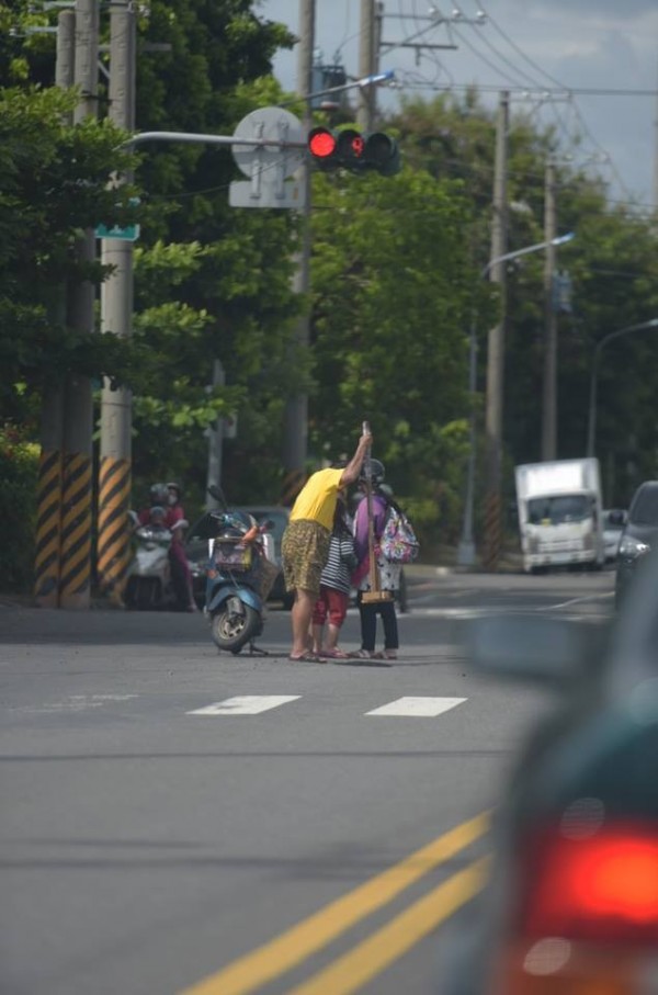 民眾自發性修路舉動讓許多網友感動，同時也質疑高雄市政府所承諾的路平方案。（圖擷取自爆料公社）