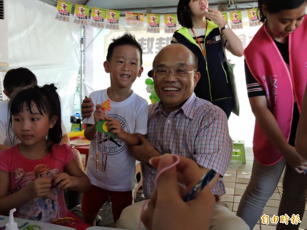 民進黨新北市長參選人蘇貞昌今天下午出席新北市議員參選人戴瑋姍舉辦的親子活動，被問到市府指深澳電廠更新擴建計畫是在蘇貞昌行政院長任內核定，蘇表示，不要選舉才噴口水。（記者賴筱桐攝）