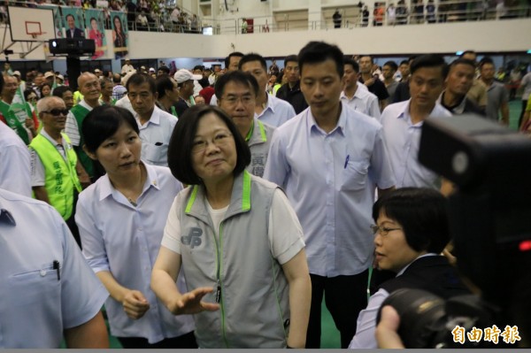 民進黨在台南市舉辦誓師大會，由總統蔡英文親自出席授旗；她針對中國打壓動作頻頻，強調台灣絕對不會屈服。（記者萬于甄攝）