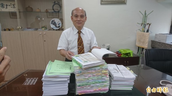 台中高分檢主任檢察官李慶義、桌上就是頂新案的部分卷證。(資料照) 台中高分檢主任檢察官李慶義、桌上就是頂新案的部分卷證。(資料照)