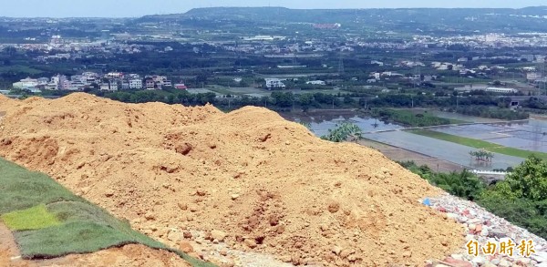 南投縣名間鄉萬丹山私立花園公墓赫見一堆堆土石，縣府會勘確定非廢棄物，但仍依違反水保法開罰。（記者謝介裕攝）