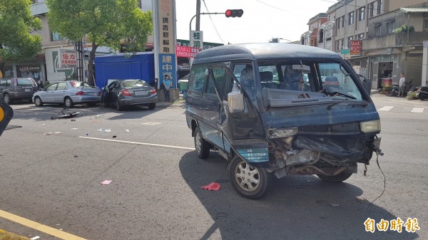 小貨車車頭凹陷，擋風玻璃脫落，橫擺在路上，轎車則衝到路肩。（記者彭健禮攝）