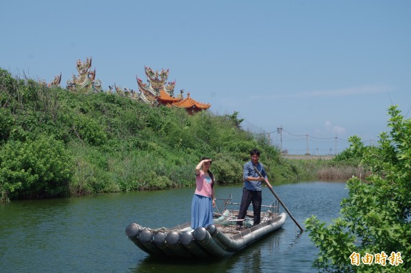 「傻瓜公園」還可體驗撐膠划樂趣。（記者林國賢攝）