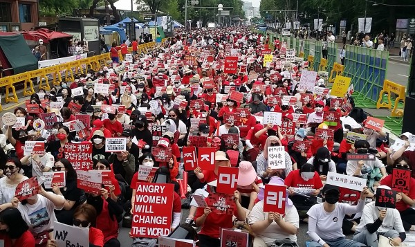 南韓偷拍橫行，婦女上街抗議。（法新社）