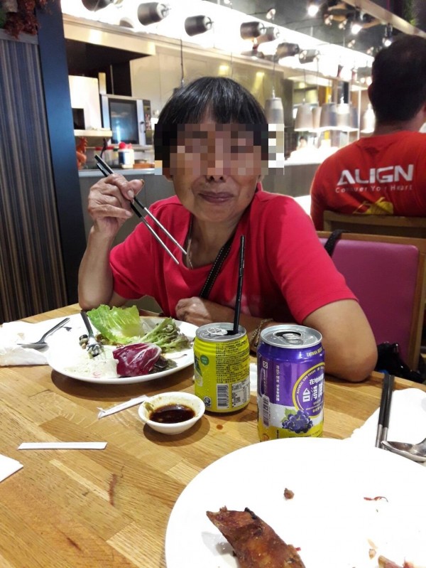 辜姓婦人昨與家人一起歡慶父親節，沒想到今天卻遭遇火劫，傷重命危。（記者王宣晴翻攝）