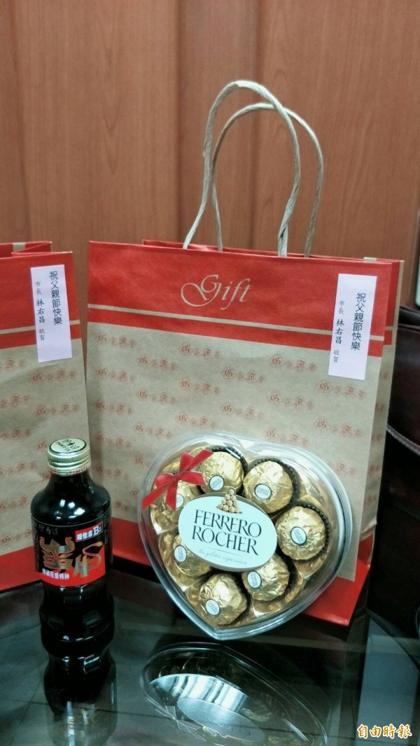 市長林右昌也準備了巧克力和蠻牛，為爸爸們加油（記者盧賢秀攝）