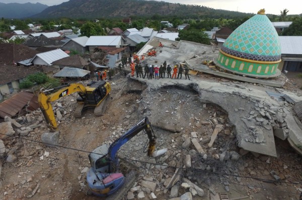 印尼龍目島5日發生規模6.9強震，造成多地災情慘重，據印尼國營媒體今日晚間最消息，死亡人數遽增至347人（路透）