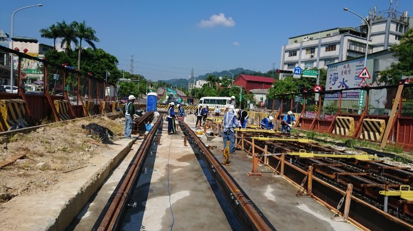 安坑輕軌開始鋪設軌道。（捷運局提供）