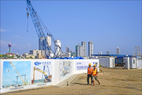 中國打著「一帶一路」口號，協助沿線多個國家從事基礎建設，但這些基礎建設不僅無益當地經濟，還增加當地政府債務。圖為斯里蘭卡可倫坡港市，由中國港灣工程公司開發，斯國因為無法償還債務，去年將南部深漢班托塔港的經營權以11億美元賣給中國。（彭博）