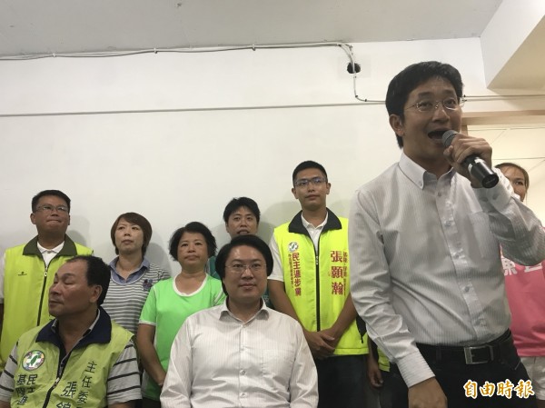 立委蔡適應（右）、基隆市長林右昌（中）出席民進黨基隆市黨部喬遷茶會，希望民眾支持提名的參選人都能順利高票當選。（記者林欣漢攝）