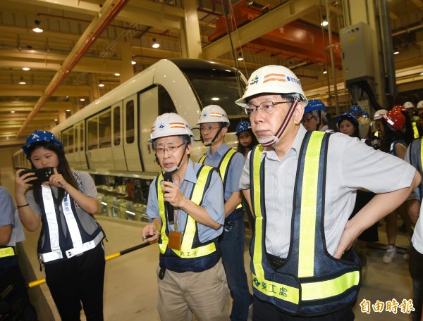 台北市長柯文哲10日前往捷運十四張站，視察捷運環狀線第一期工程，卻傳出沒有邀約新北市長朱立倫。（記者方賓照攝）