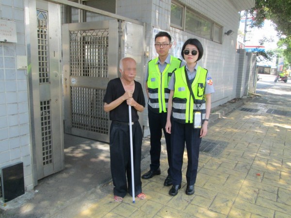 警方協助黃姓老翁（左一）平安抵達他妹妹住家。（記者周敏鴻翻攝）