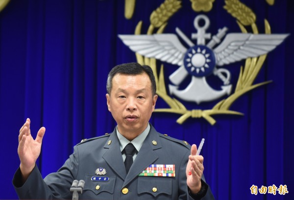 國防部澄清，現役軍官士官如無意願申請補繳軍校年資退撫基金費用，可於退撫基金繳費申請書上勾選「無意願」，國防部並未強制要求現役人員繳付，也無強徵薪餉情事。圖為國防部發言人陳中吉少將。（資料照）