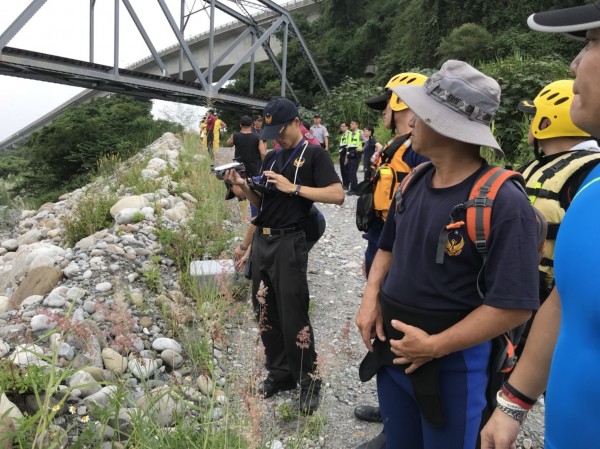 苗栗縣政府消防局動員人力前往大安溪搜尋賴男下落。（記者張勳騰翻攝）