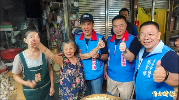 馬英九全台走透透，甚至主動打電話給地方人士，要求幫忙安排輔選行程，被黨內解讀意在2020。圖為馬英九（中）日前走訪台南陪高思博掃街。（記者楊金城攝）