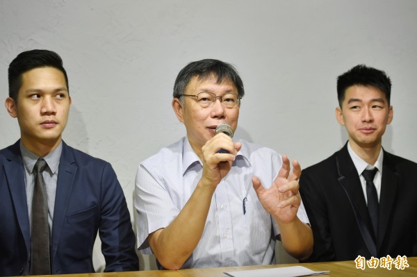 台北市長柯文哲（中。）圖為柯文哲競選辦公室12日舉行記者會，公佈海選方式挑選出的發言人楊笙（左）及蔡峻維（右），加入柯市長連任競選團隊。（記者方賓照攝）