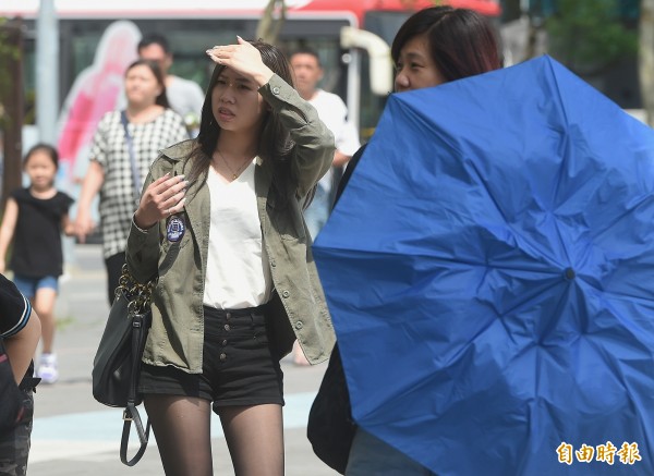 明天的天氣不穩定，各地都容易出現短讚陣雨或雷雨，甚至會發生局部大雨，而各地的溫度也普遍落在32至35度，北部與東部的局部地區可能出現36度以上高溫。（資料照）