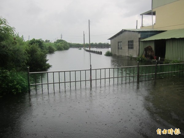 滿潮第3天，高雄路竹區頂寮里低窪民宅繼續淹水，水深25公分。（記者蘇福男攝）