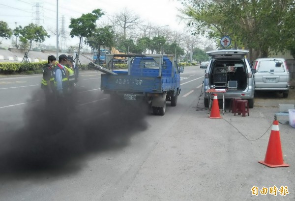 南市環保局強調，空污新法只打髒車，不打老車，老車並不等於髒車。（資料照）