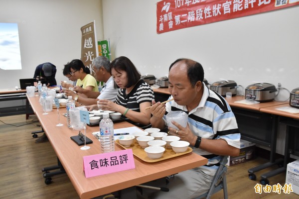 斗南農會稻米達人比賽評審進行食味質評分。（記者黃淑莉攝）