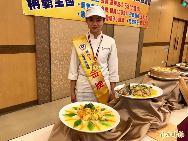 「女食神」柯采沅為中山工商締造全國技能競賽中餐烹飪6連霸紀錄。（記者洪臣宏攝）
