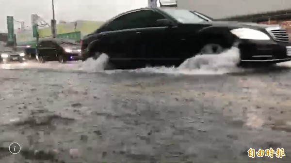 中部閃電打雷超大豪雨，彰化多處淹水。（記者湯世名攝）