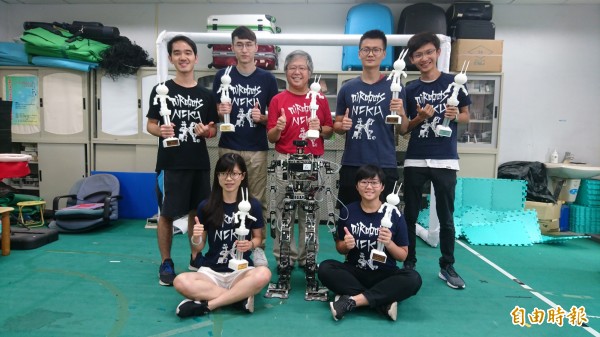 世界盃智慧機器人運動大賽，國立成功大學aiRobots實驗室團隊以新一代大型人形機器人David，獲得包括全能賽總冠軍在內的4金1銀3銅。（記者劉婉君攝）