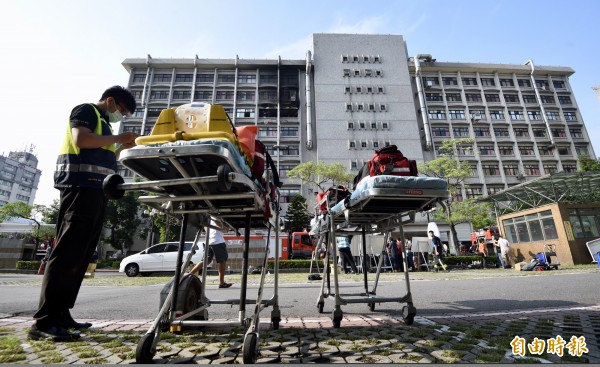 新北市新莊區衛生福利部台北醫院13日凌晨4點多發生火警，9死10重傷，護理之家患者全數轉送樂生療養院。（記者羅沛德攝）