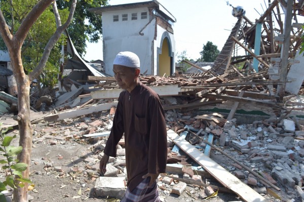印尼龍目島本月5日發生規模6.9強震，當局週一（13日）表示，死亡人數至今已上升到436人。（法新社）