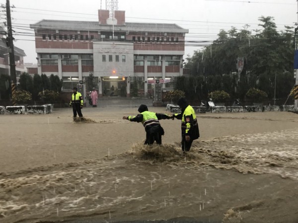 員林東山派出所前的員草路大淹水。（記者顏宏駿翻攝）