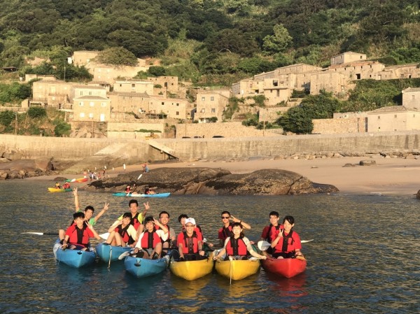 為了增加到馬祖北竿觀光旅客遊憩活動，北竿鄉公所委請獨木舟教練，指導遊客划獨木舟，從海上看北竿芹壁。（圖為北竿鄉公所提供）