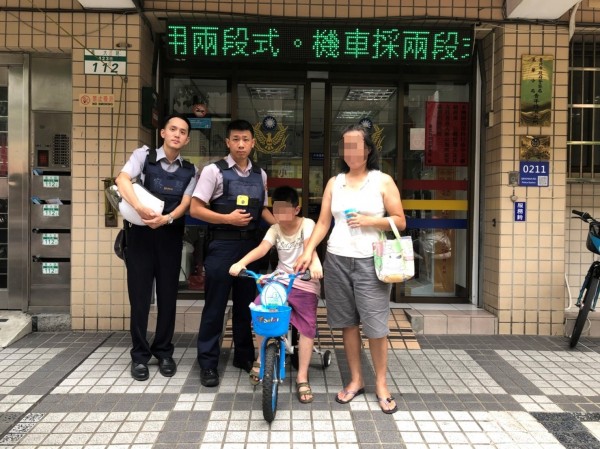 警方幫忙找回杜女兒子。（記者王冠仁翻攝）