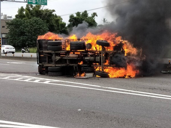 台66快速道路接大溪交流道擦撞車禍釀火燒車，火陷、濃煙竄出。（記者李容萍翻攝）