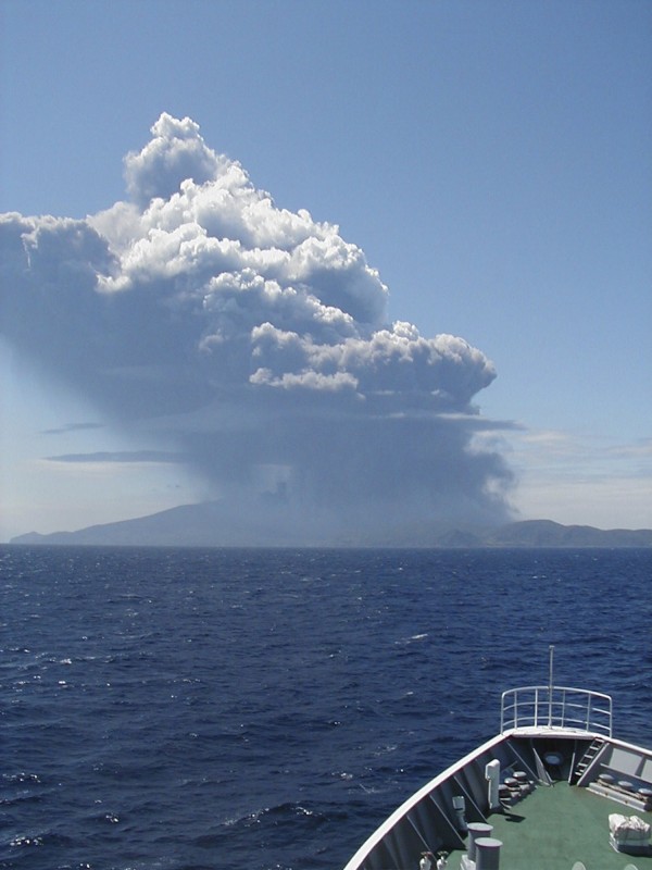 日本氣象廳今早發布緊急通知，將口永良部島的新岳火山「噴火警戒等級」從2調升到4，呼籲民衆開始避難。圖為2015年5月火山爆發情形。（路透）