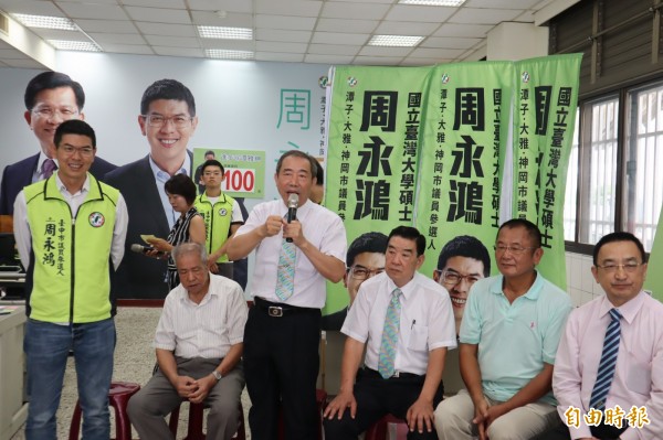 台中市議員參選人周永鴻（左一）開記者會，前市議員許水彬（右四）、神岡鄉長劉八郎（右三）及前台中縣議員林竹旺（右二）都來站台。（記者歐素美攝）