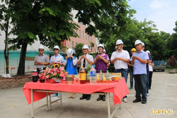 斗六公園封園整修，公所祭拜天地，祈求工程平安順利。（記者詹士弘攝）