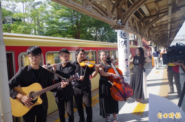 阿里山林業鐵路首航珍愛之旅，七夕情人節啟程，現場還有樂團演出浪漫音樂。（記者王善嬿攝）