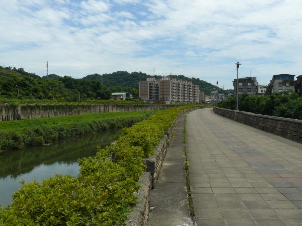 蔡姓少女因為質疑少女小美搶她男友，竟找來友人在河堤霸凌小美；此為示意圖，與本事件無關。（圖為水利署第十河川局提供）