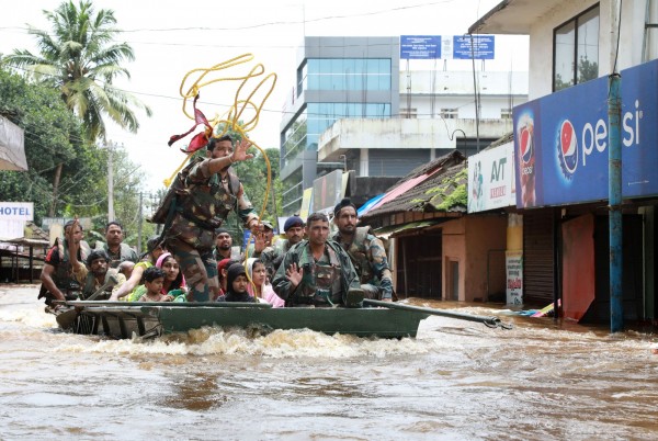 印度克勒拉省慘遭大雨侵襲，當地軍人划船進行搜救。（法新社）