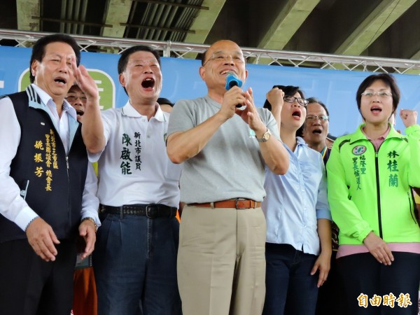 民進黨新北市長參選人蘇貞昌今天出席健走活動。（記者賴筱桐攝）