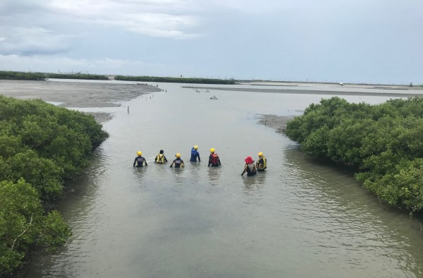 救生艇下水搜救，也有消防隊員在急水溪河岸搜救。（記者楊金城翻攝）