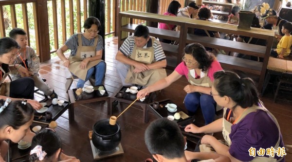 南投縣鹿谷鄉小半天休閒農業區舉辦「一日農夫」體驗活動，參與民眾透過「圍爐煮茶」品茗情形。（記者謝介裕攝）